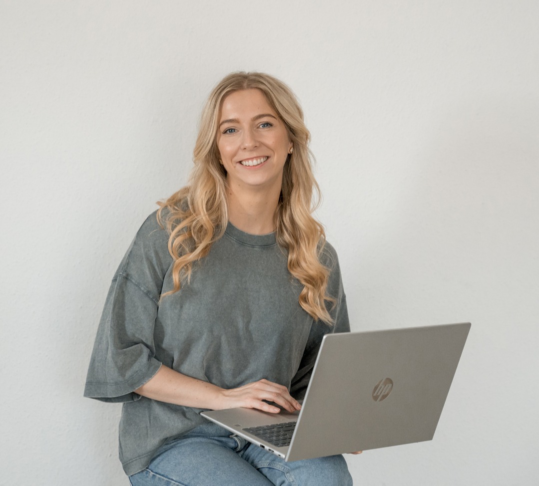 Elina Mörsdorf mit Laptop