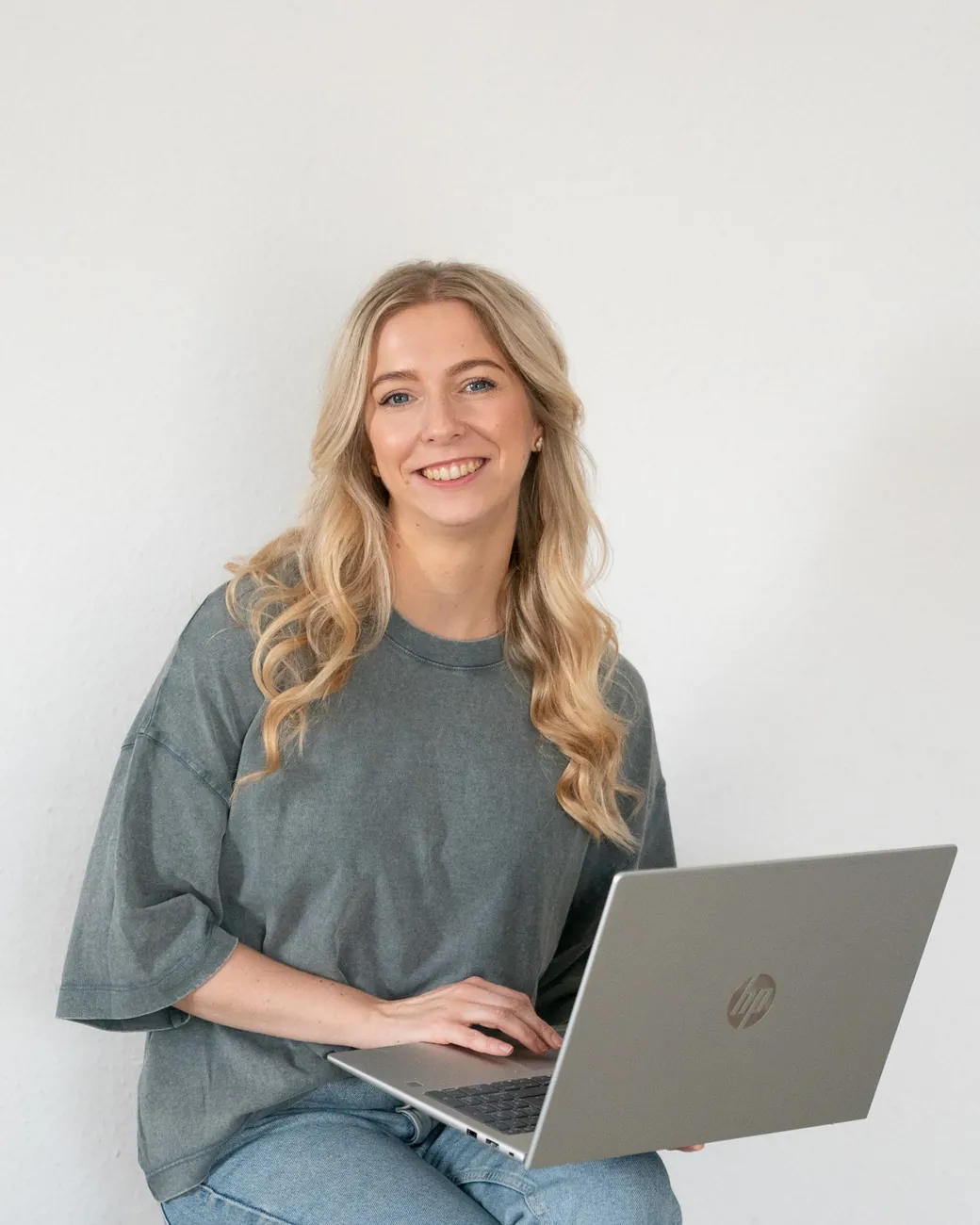 Elina Mörsdorf mit Laptop – Google Ads Expertin aus Trier